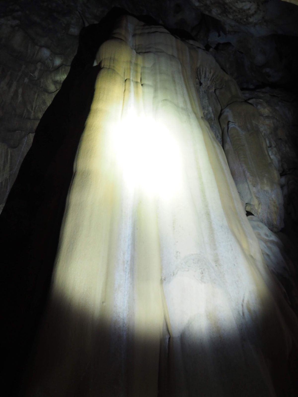 洞窟の中にあるヒンドゥー教の寺院。カラフルな階段が印象的でした。