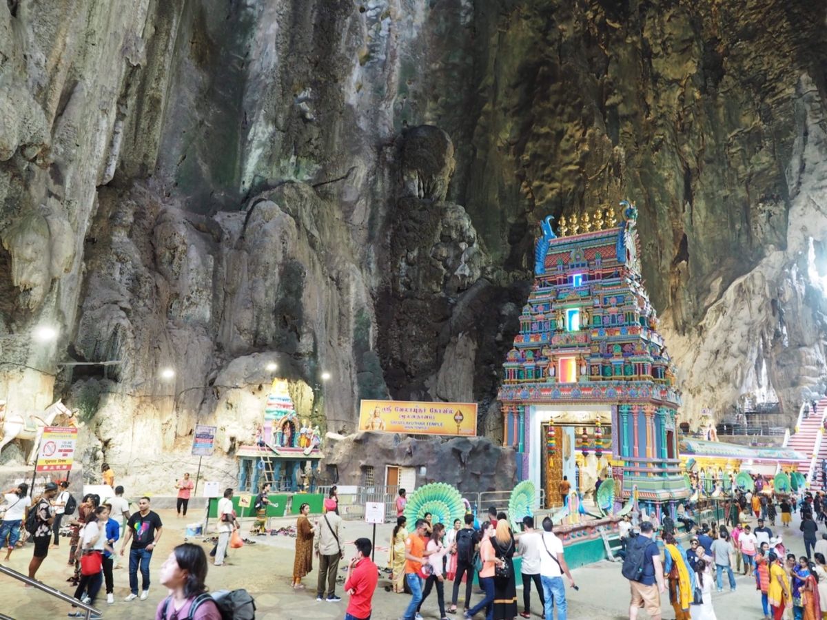 洞窟の中にあるヒンドゥー教の寺院。カラフルな階段が印象的でした。