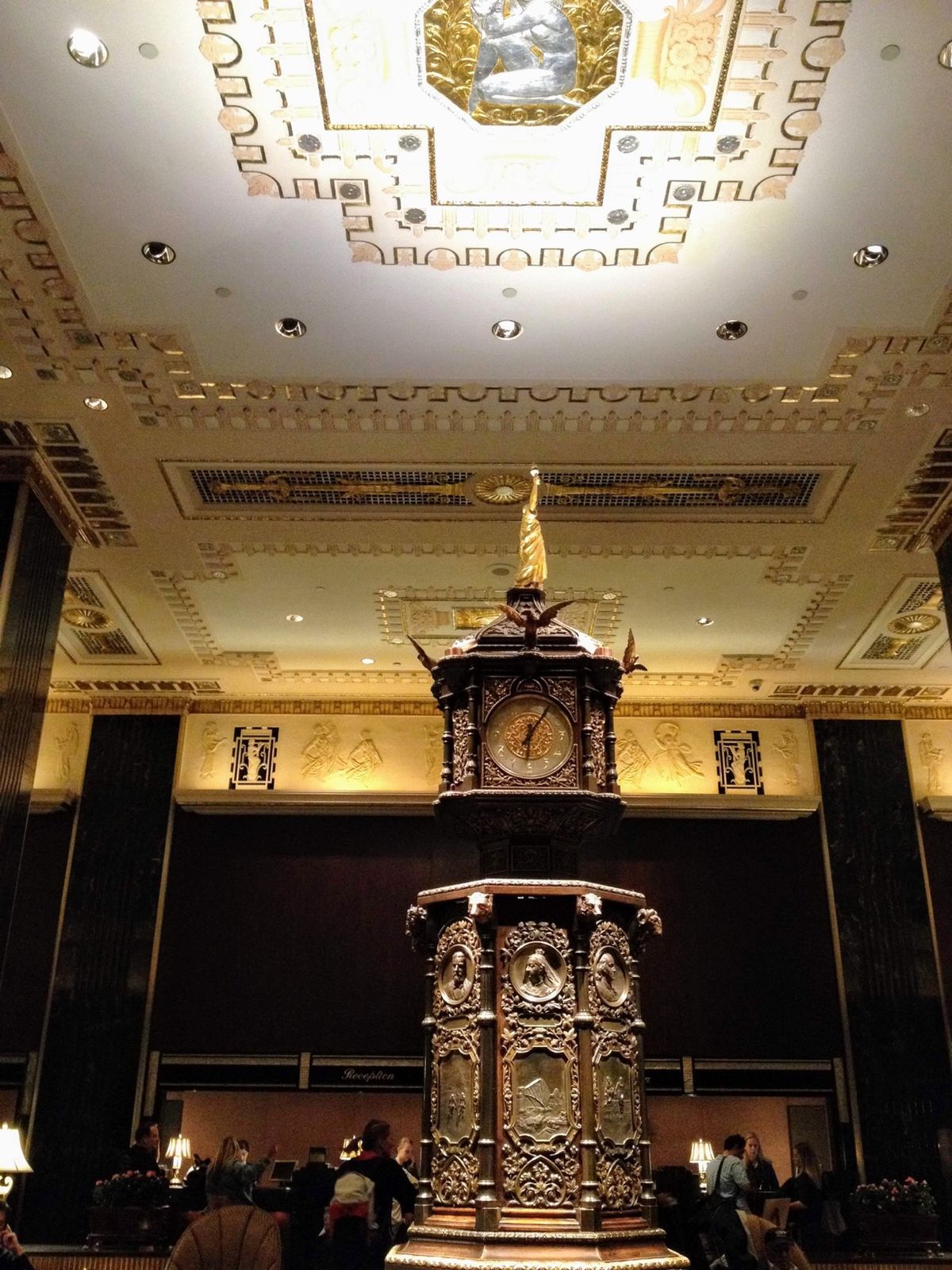 クラシックなホテルでした。
ごはんは外食してマッシュポテトらしきもの。