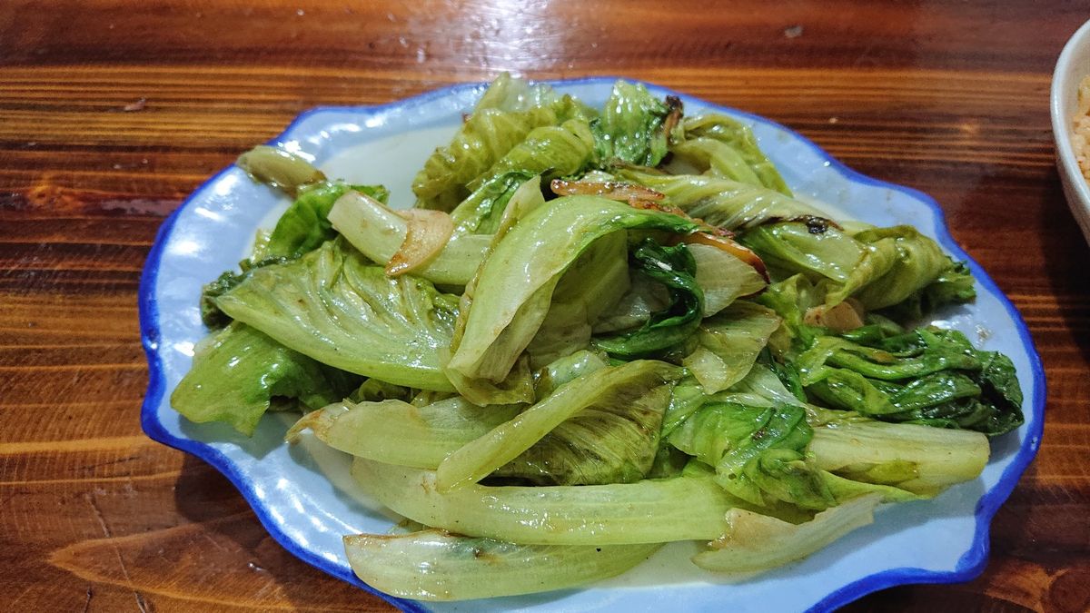 青城山、都江堰からの帰り犀浦駅近くの食堂。
お腹が空きすぎて混んでる店に飛...