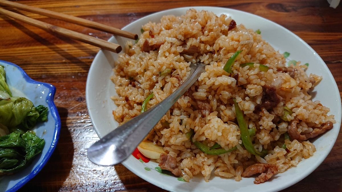 青城山、都江堰からの帰り犀浦駅近くの食堂。
お腹が空きすぎて混んでる店に飛...