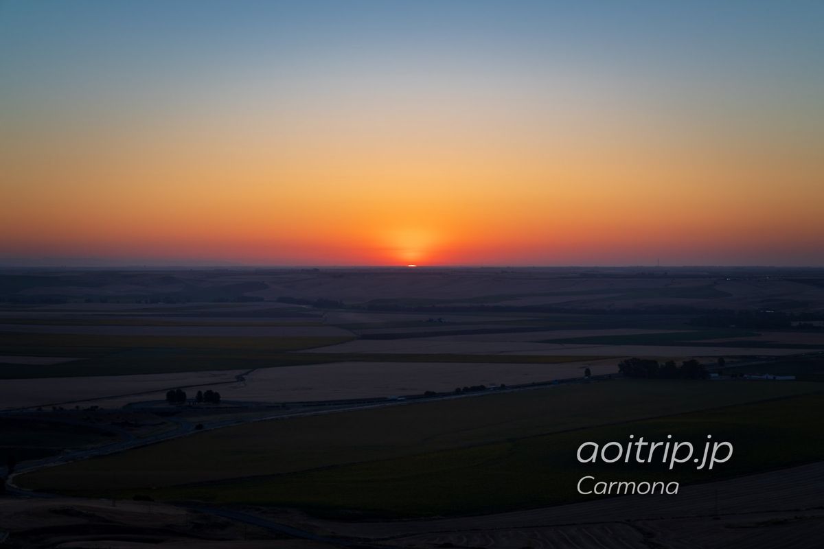パラドール デ カルモナの最上階テラスから見る朝日。
地平線の向こうから。...