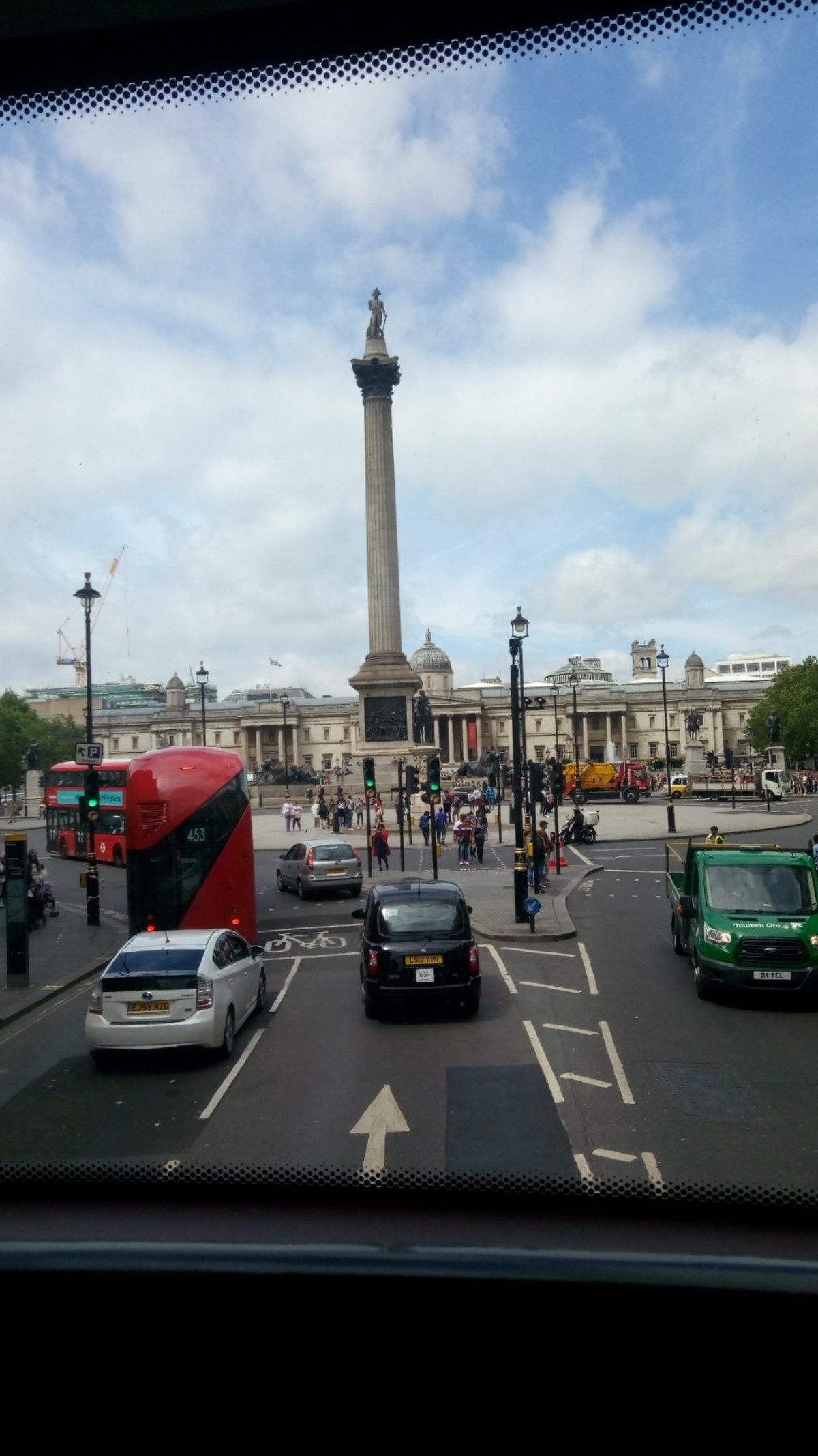 トラファルガー広場は、映画「オール・ユーニード・イズ・キル/Edge of...