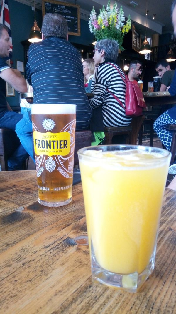 イギリス(英国)・ロンドン「ロンドン映画ロケ地巡りの旅」の写真：トラファルガー広場の前のBARで休憩🍻