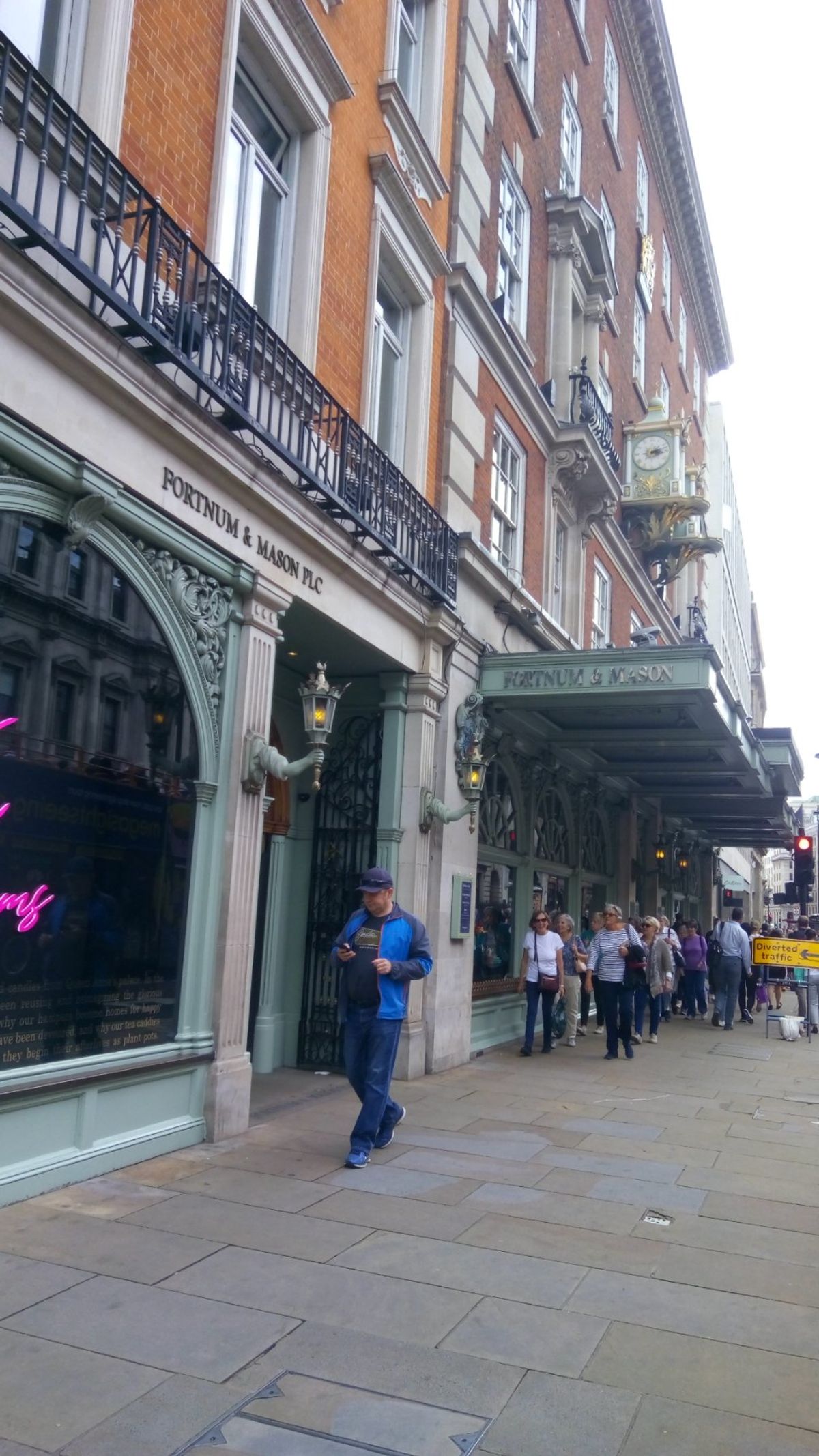 ピカデリーサーカス近くのフォートナムアンドメイソンへ。
紅茶好きな私は、ウ...