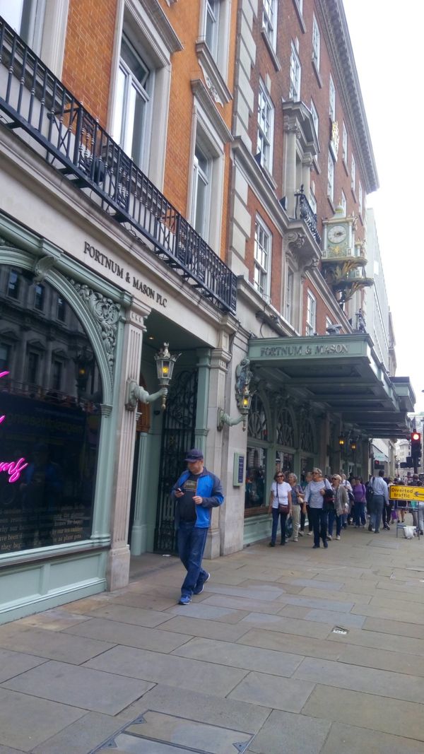 イギリス(英国)・ロンドン「ロンドン映画ロケ地巡りの旅」の写真：ピカデリーサーカス近くのフォートナムアン...