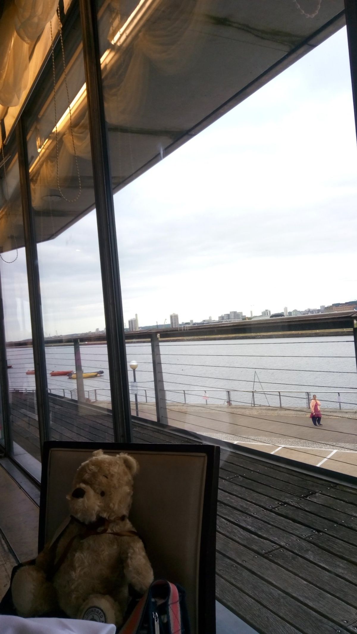 夜ご飯は、ホテル近くのチャイニーズ。
目の前には、小さな空港があり、あまり...