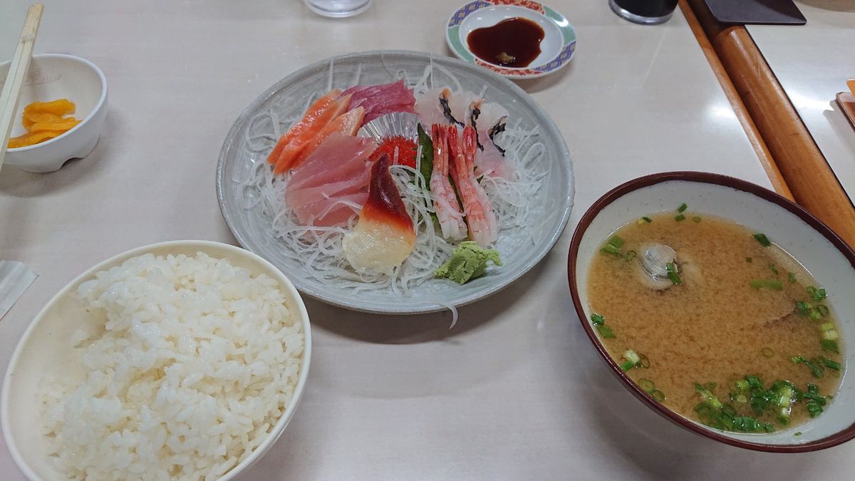 第一牧志公設市場。建て替えするようですね。朝ご飯を食べましたが雰囲気最高でした。