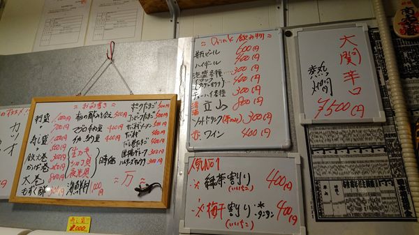 日本・沖縄「沖縄」の写真：夜の第一牧志公設市場付近。色々な店をはし...