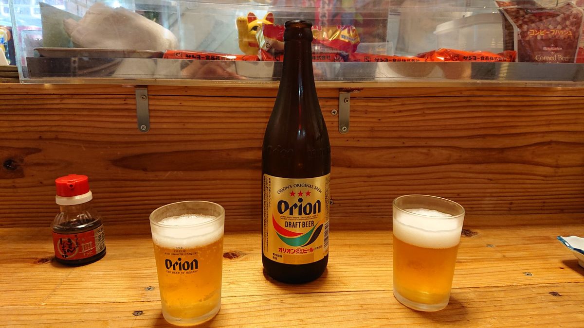 夜の第一牧志公設市場付近。色々な店をはしごして飲むのが楽しい。せんべろ。