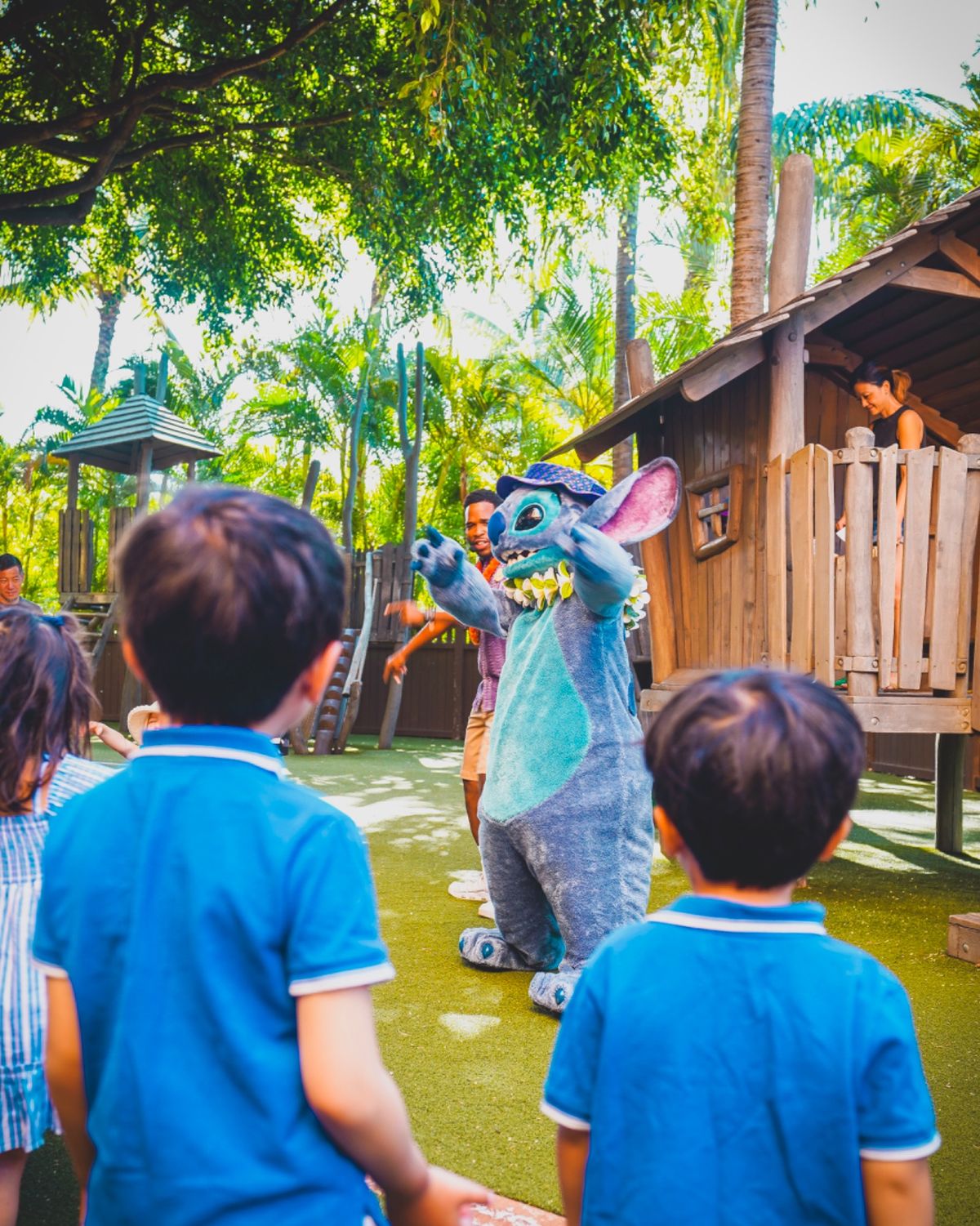 キッズクラブに走り去る子供たち。

アンティーズ・ビーチ・ハウスというキッ...