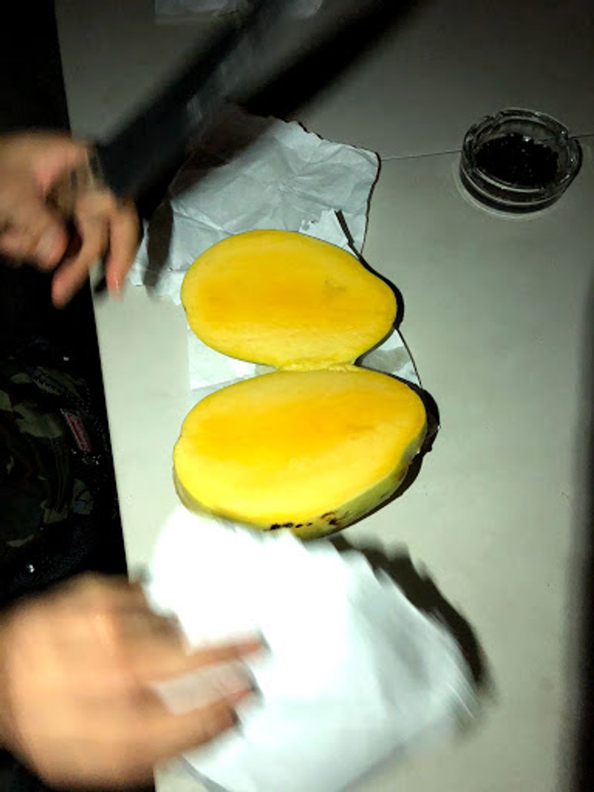 ゲストハウスの屋上で真っ暗の中携帯のライトで照らしながら食べたマンゴー。
...