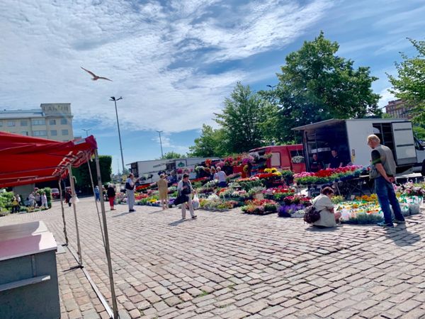 フィンランド・ヘルシンキ「ヘルシンキ旅行」の写真：近くで市場？みたいなのが開かれていた
ベ...
