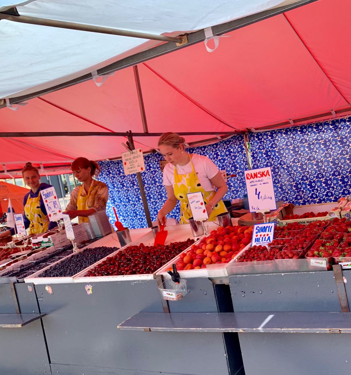 近くで市場？みたいなのが開かれていた
ベリー系がたくさん並んでいてかわいい...