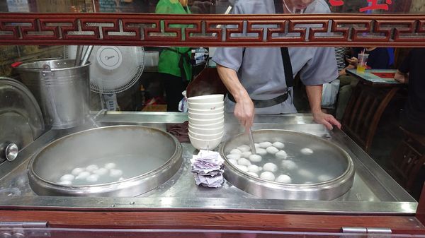 中国・上海「上海」の写真：七宝老街。
こういうところで買い食いする...