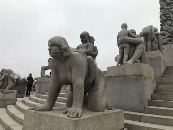 ノルウェー・オスロ「北欧の旅✈️」の写真：ヴィーゲラン彫刻公園。気になる彫刻いっぱ...