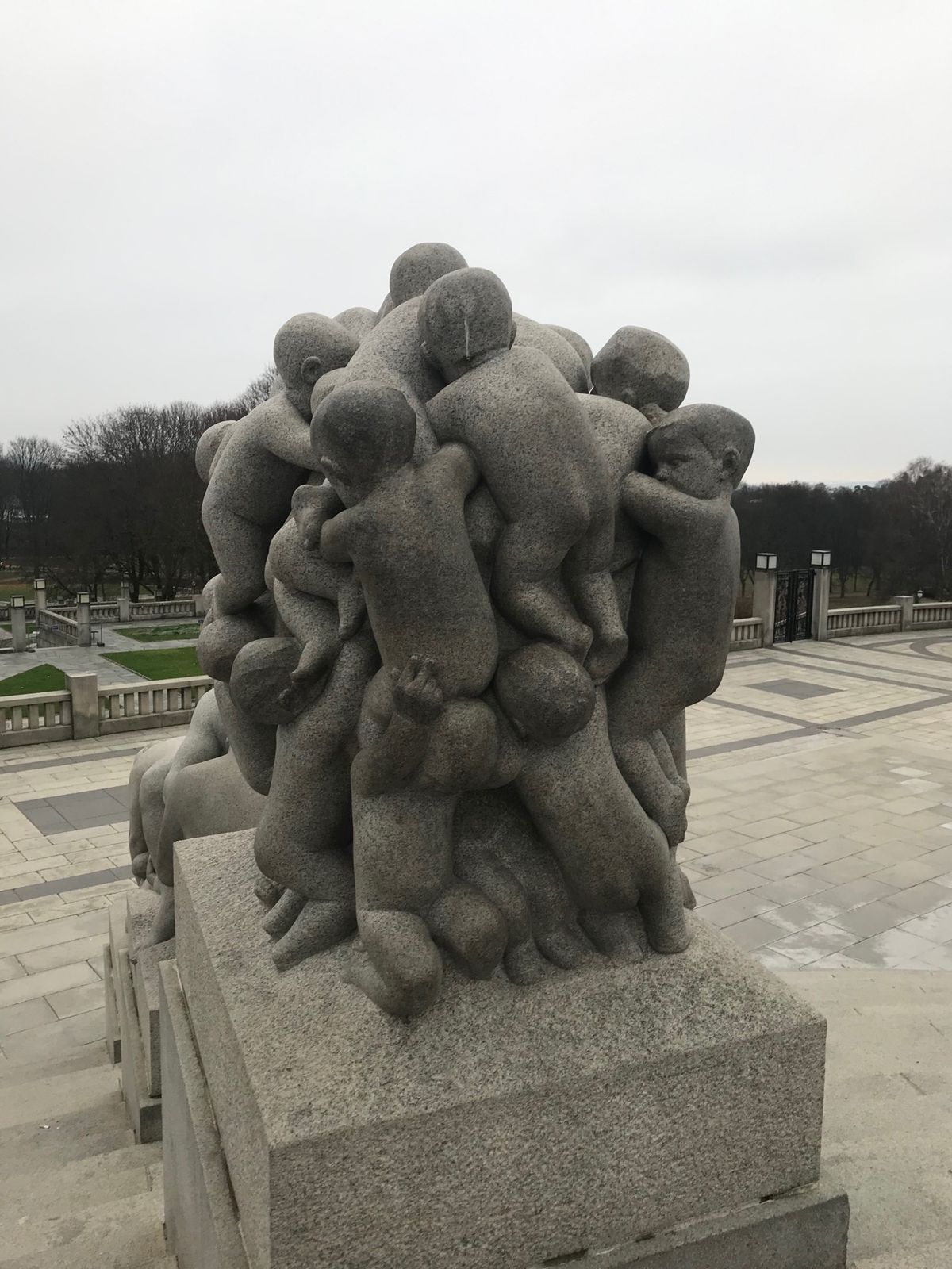ヴィーゲラン彫刻公園。気になる彫刻いっぱい！ツボすぎる。公園内のカフェも雰...