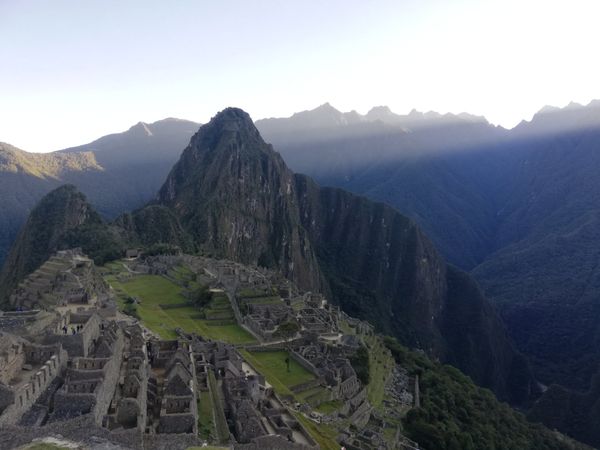 ペルー・Lima「中南米放浪記 2019 🇵🇪」の写真：観光拠点の街アグアスカリエンテスを夜もま...