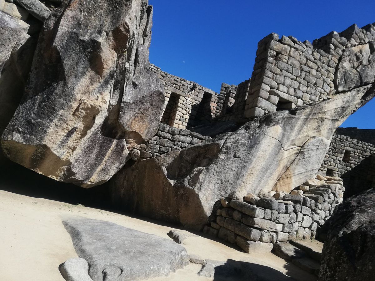 観光拠点の街アグアスカリエンテスを夜もまだあけぬうちに出発。月明かりに照ら...