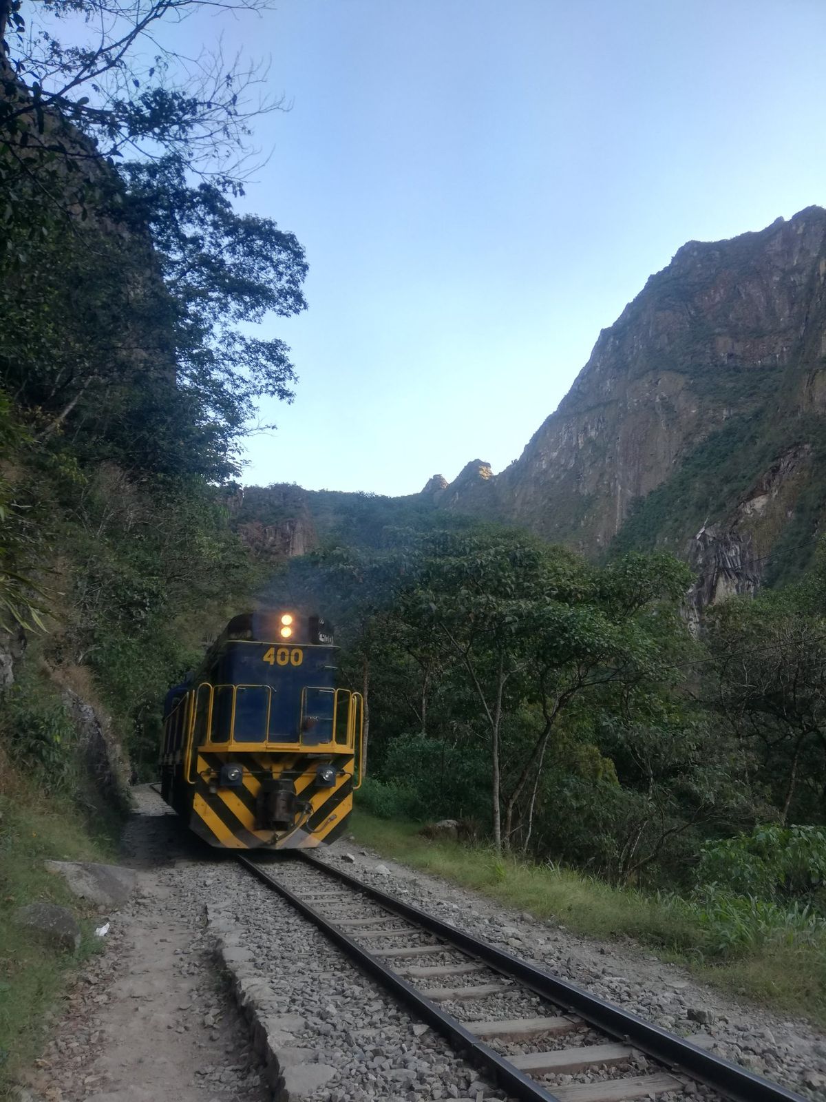 観光拠点の街アグアスカリエンテスを夜もまだあけぬうちに出発。月明かりに照ら...