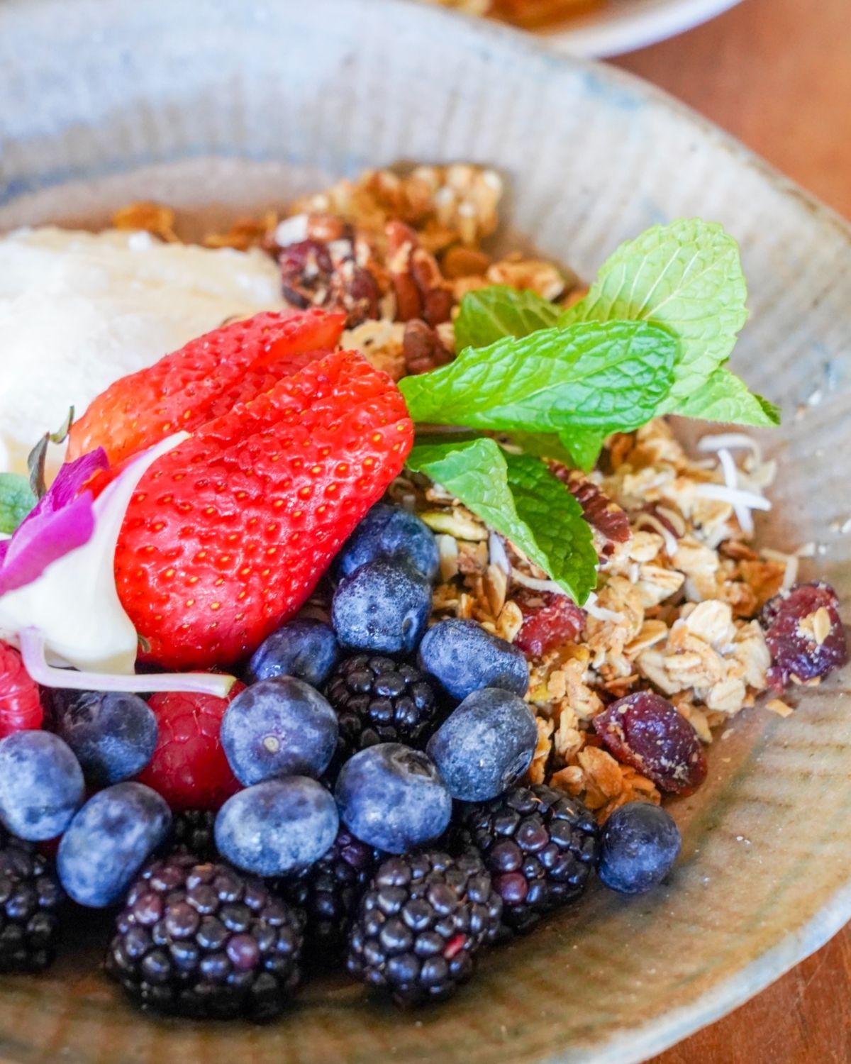 朝食はラ・ヒキ・キッチン

アサイーボウル風ギリシャヨーグルト
クロワッサ...