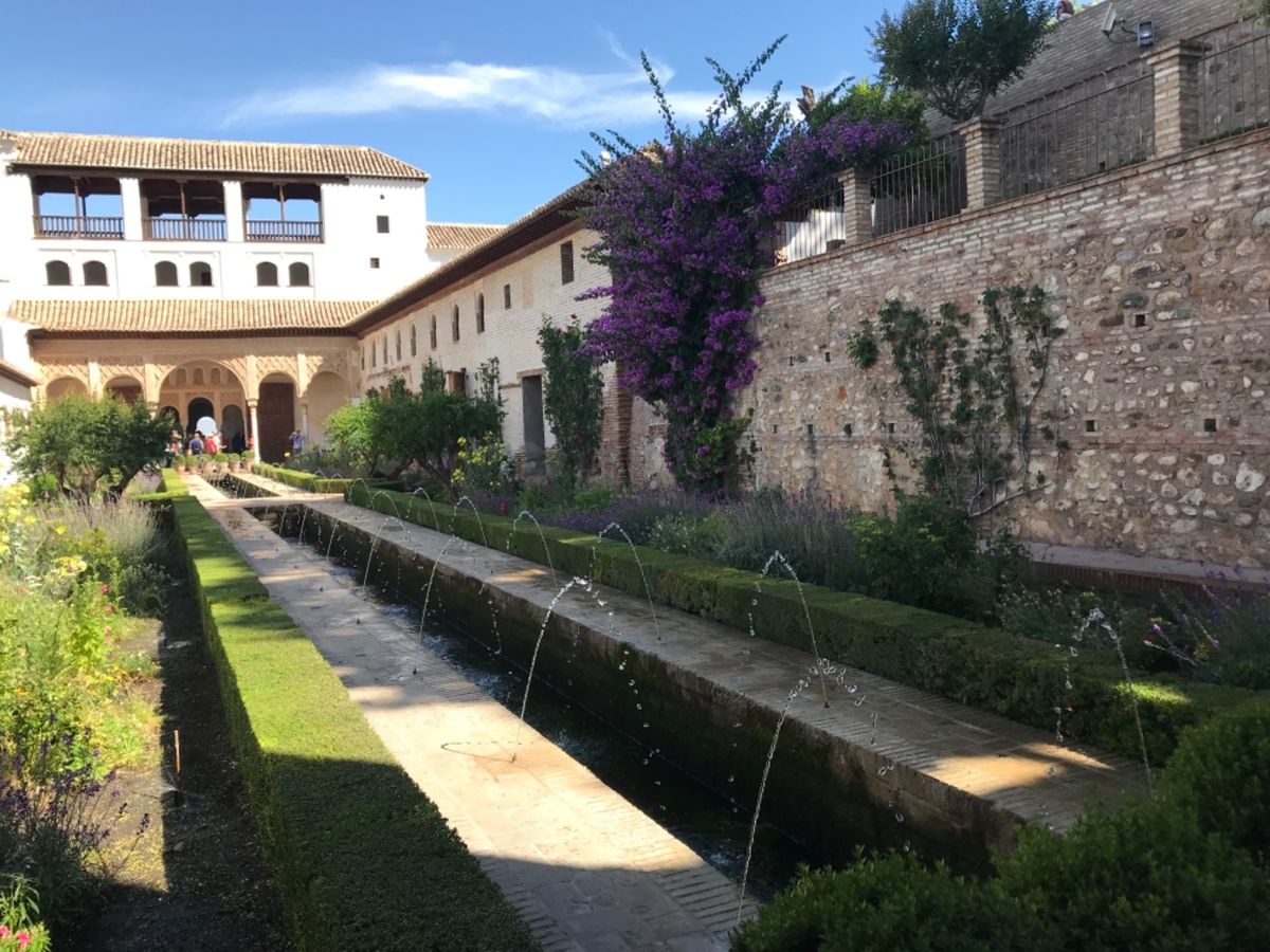 アルハンブラ宮殿庭園内。庭園だけで1時間ほど見学にかかります。