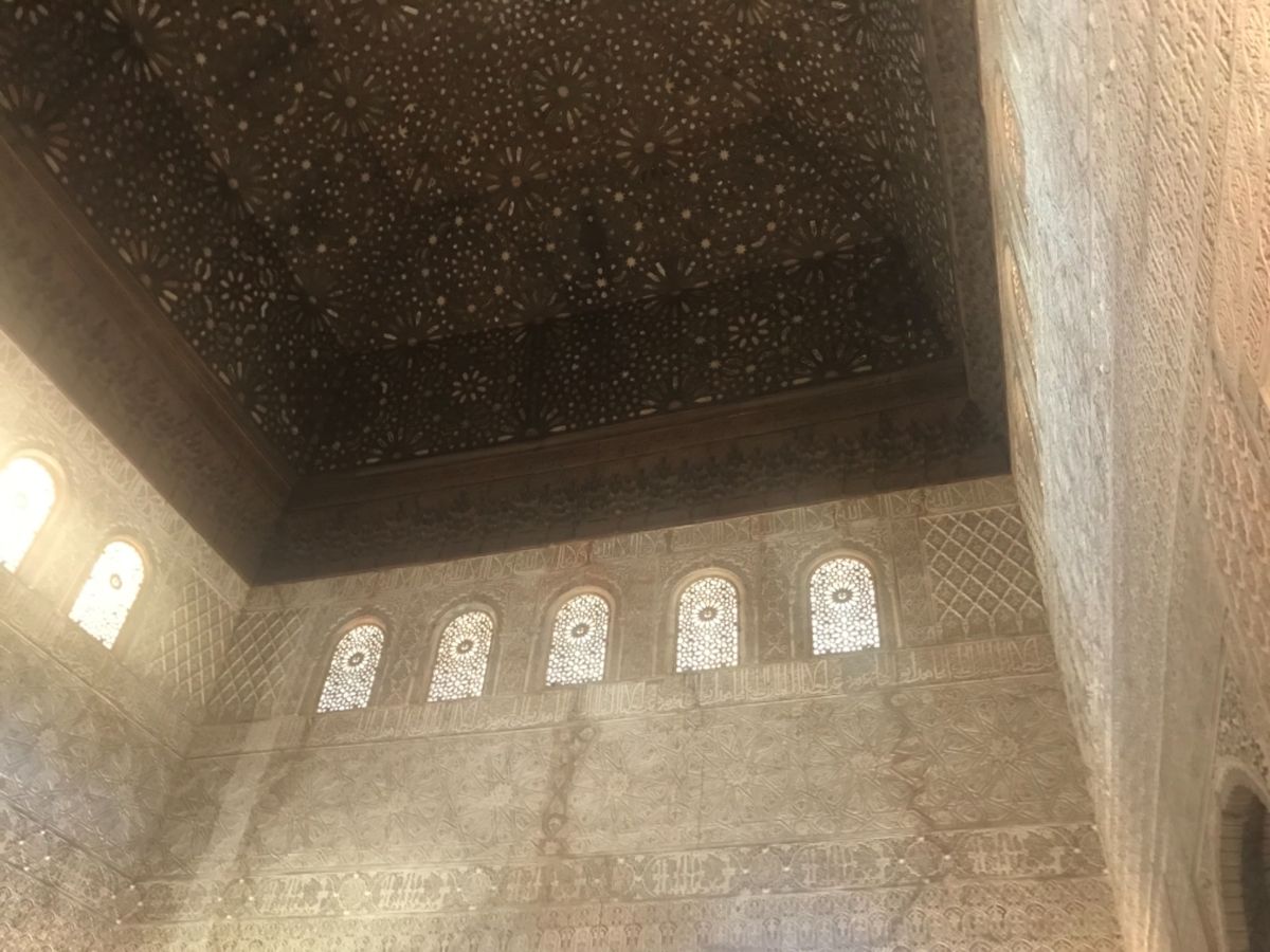 アルハンブラナスル朝宮殿。2週間前でも予約は取れないかもしれないと言われま...