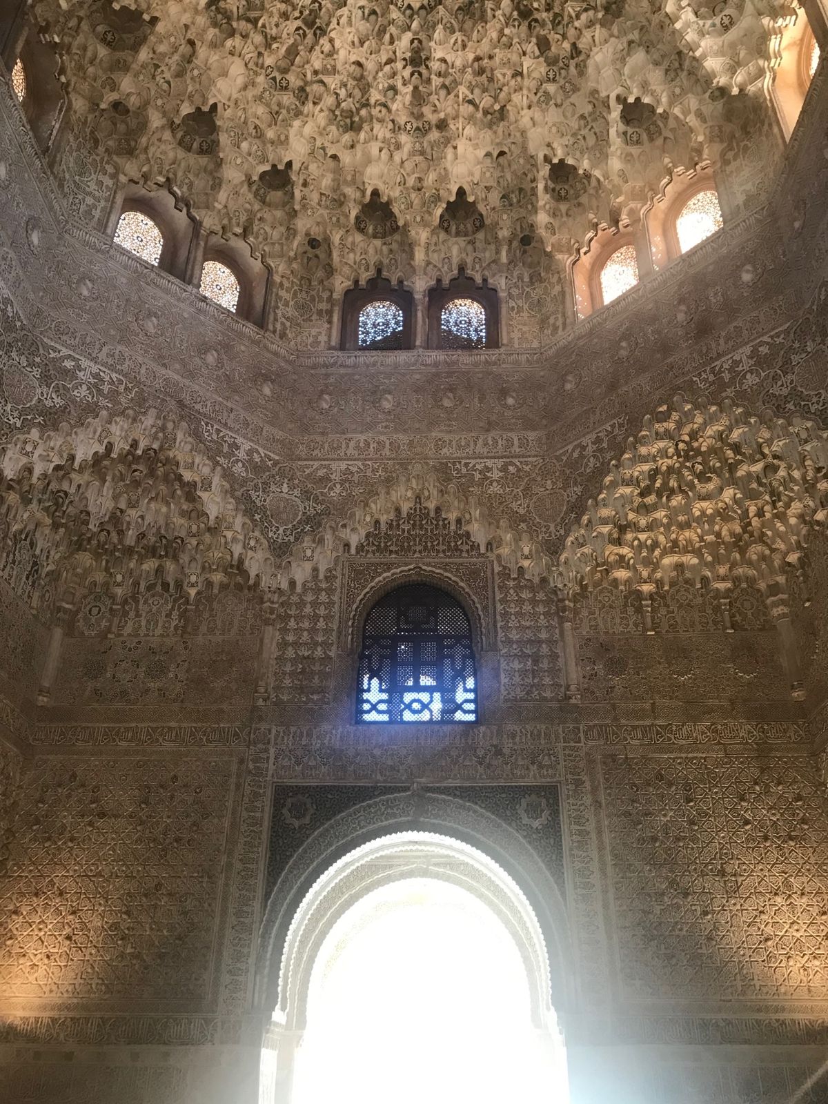 アルハンブラナスル朝宮殿。2週間前でも予約は取れないかもしれないと言われま...