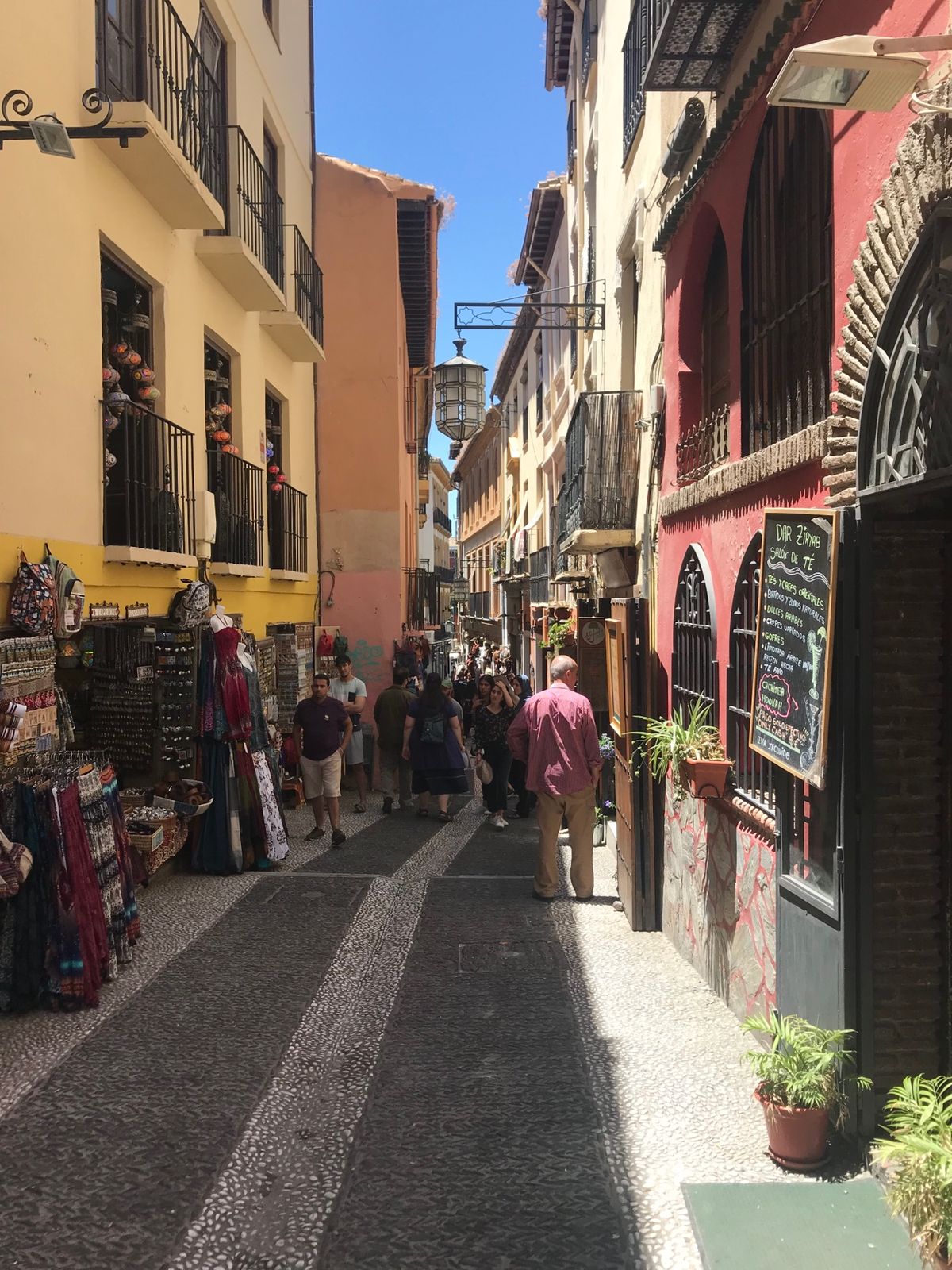 泊まったホテルの中庭やホテル近くを散歩した風景。スペインの中庭は本当にどこ...