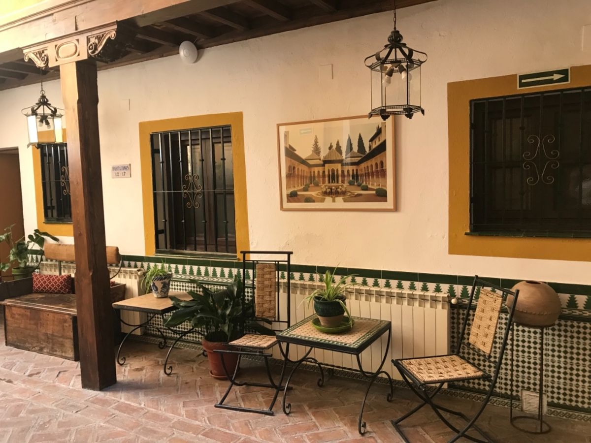 泊まったホテルの中庭やホテル近くを散歩した風景。スペインの中庭は本当にどこ...