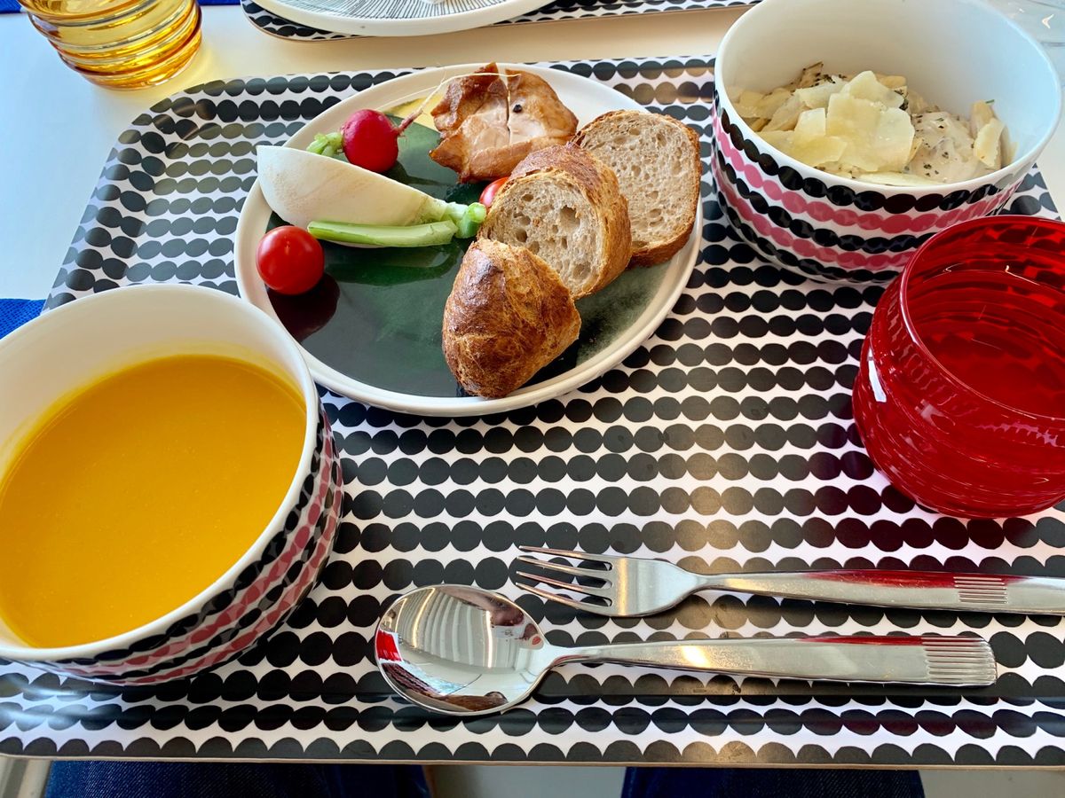 marimekkoの本社でランチ。
ビュッフェ形式で、食器も好きなものを...