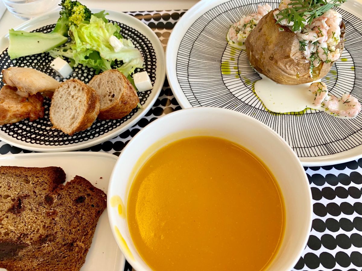 marimekkoの本社でランチ。
ビュッフェ形式で、食器も好きなものを...