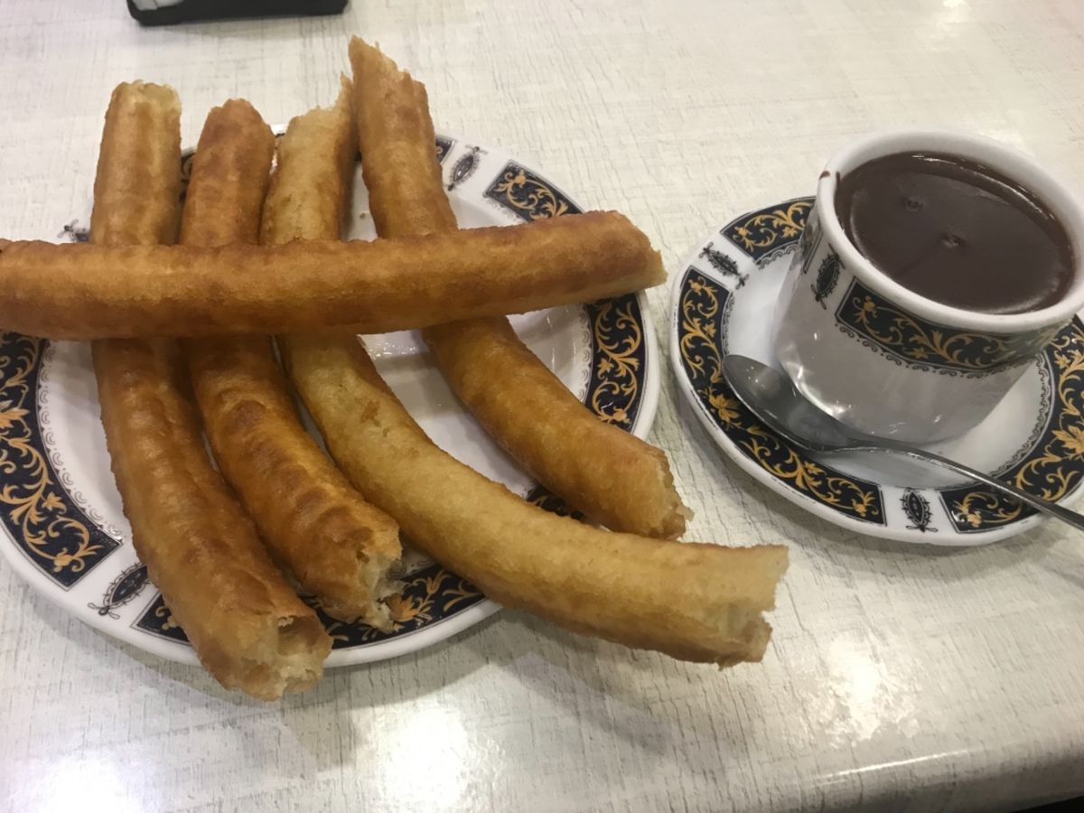 スペインの朝ごはんのチュロスとホットショコラ。これが甘すぎずすごく美味しく...