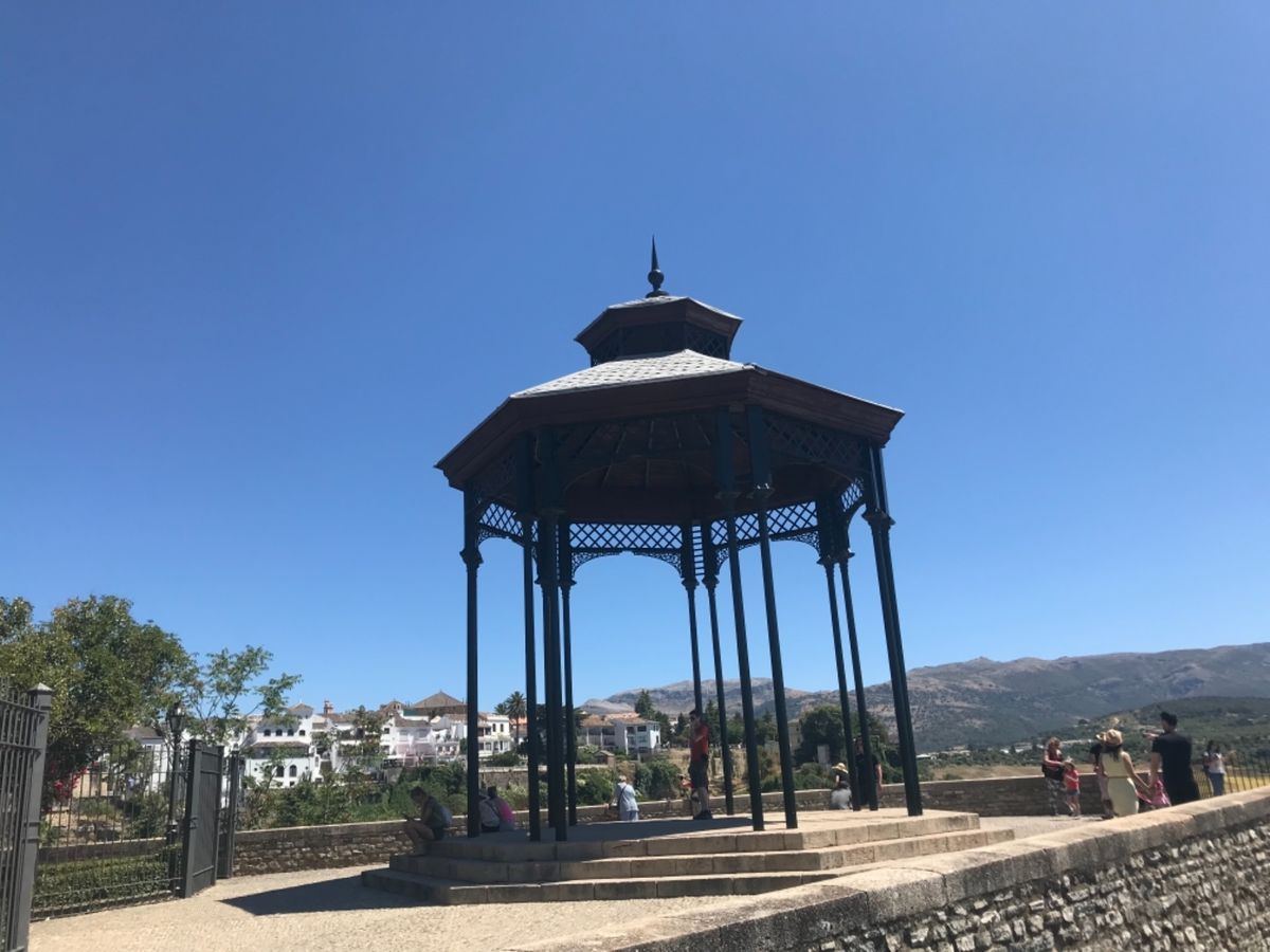 ロンダの公園。猫ちゃんが涼んでる。歩き疲れてサングリア。