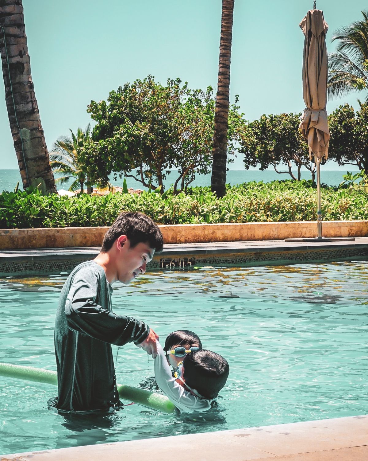 小さい頃の記憶なんてあまり残っていないが、多分大きい子の真似をして、なんと...