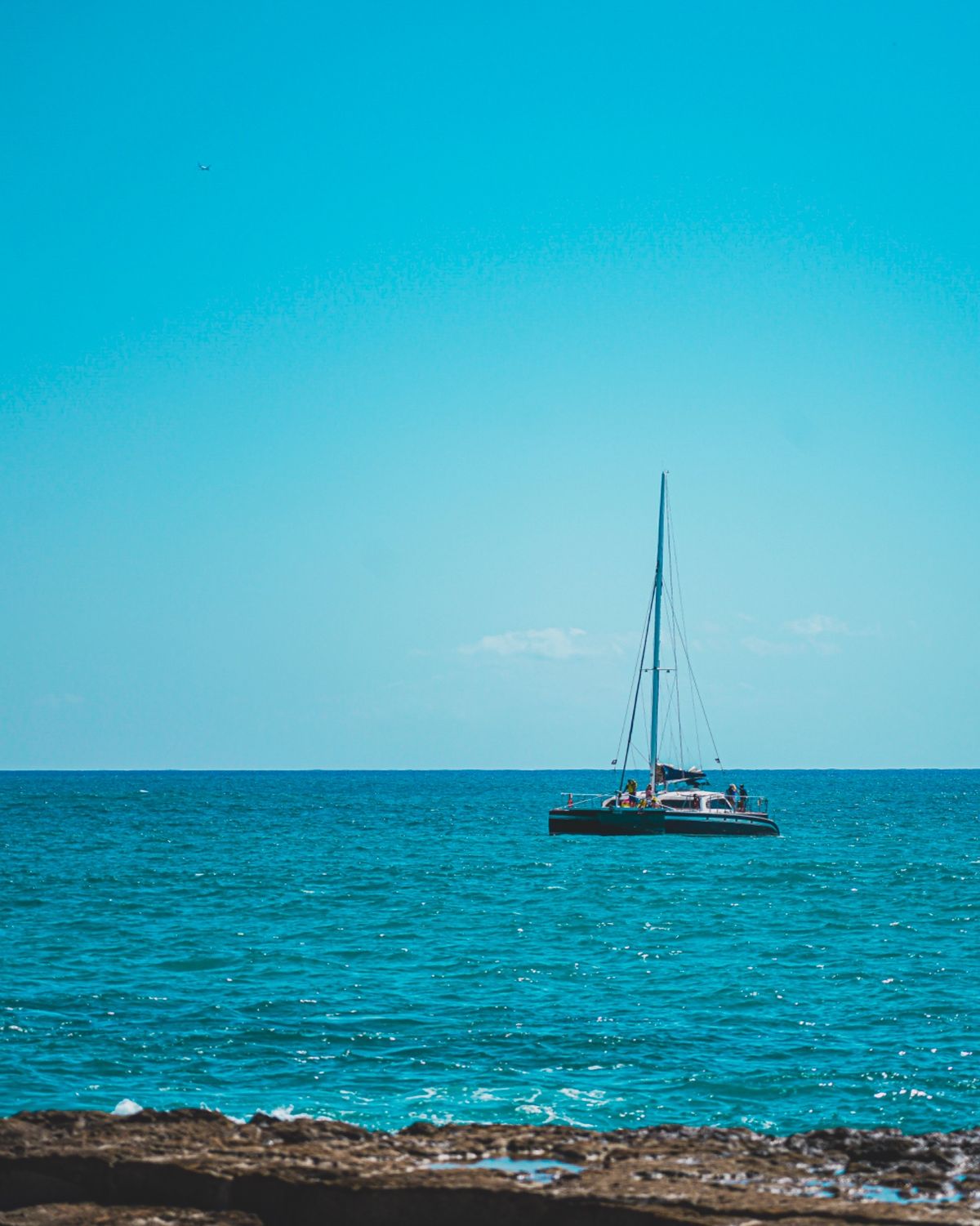 ホテル前のビーチ沿に、緑に囲まれた遊歩道がある。
少し進むと、海岸線の岩場...