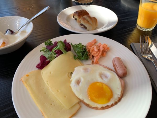 フィンランド・ヘルシンキ「ヘルシンキ旅行」の写真：朝食ビュッフェ
スモークサーモンがどで...