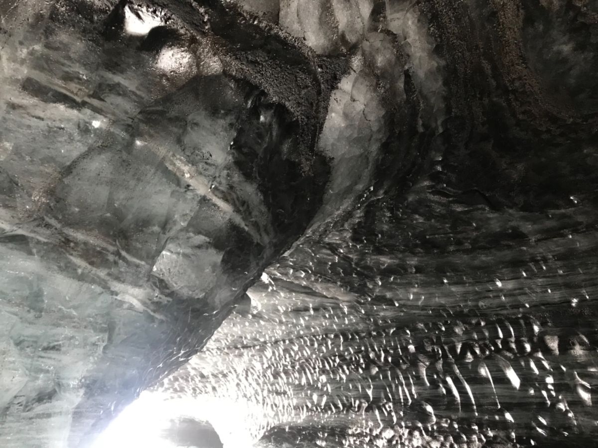 氷の洞窟。4月も半ばになると少し溶けてる。でも見たことない風景に感動した
