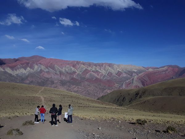 アルゼンチン・La Quiaca「中南米放浪記 2019 🇦🇷」の写真：ペルーで見た7色の山を超える14色の山を...