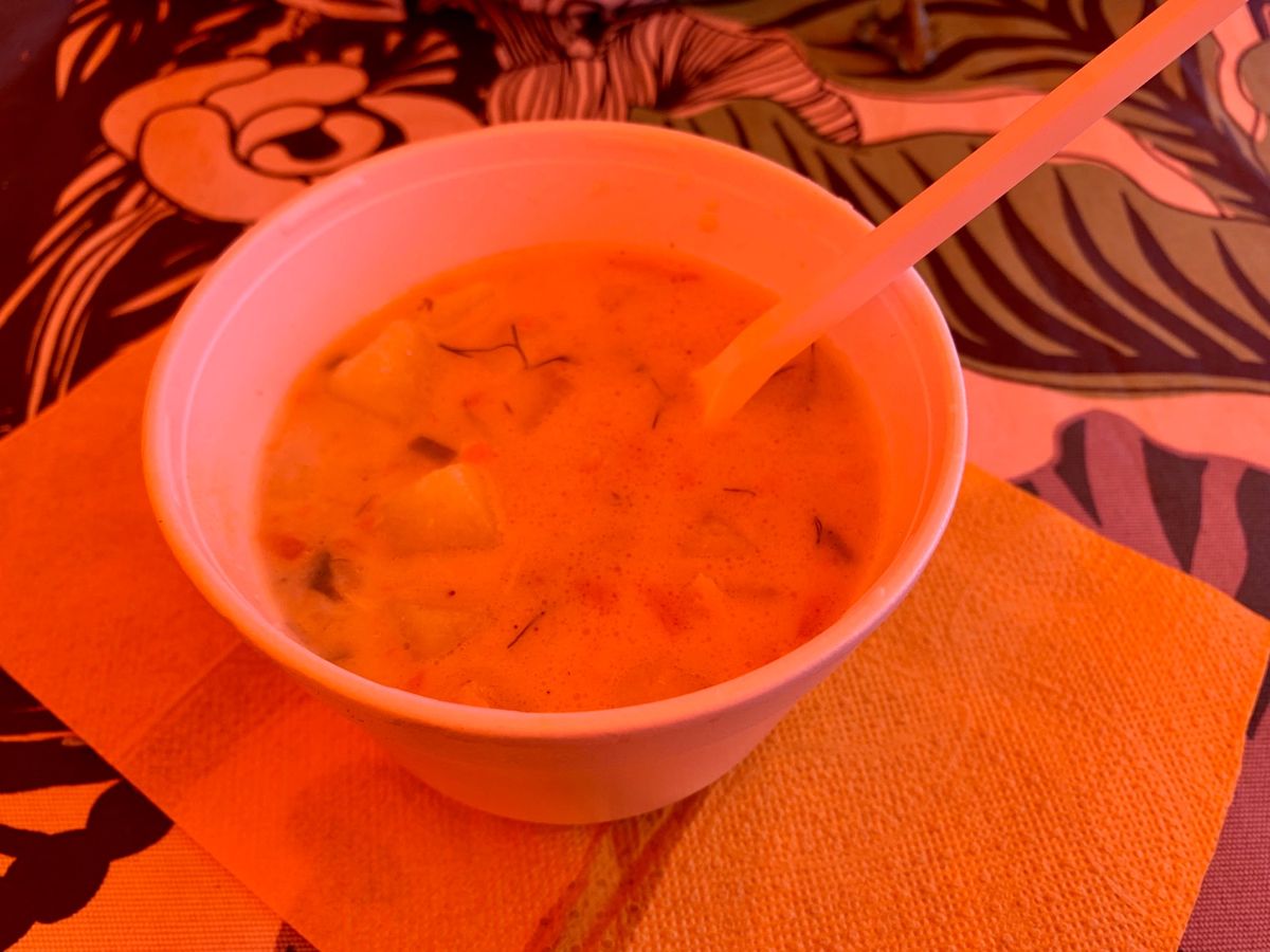 港をお散歩していたら屋台がたくさん並んでいるところを発見しました。
サー...