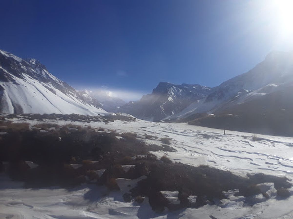 チリへの道中。アコンカグアなど、7000m近い山々を横目に見ながら峠越え。