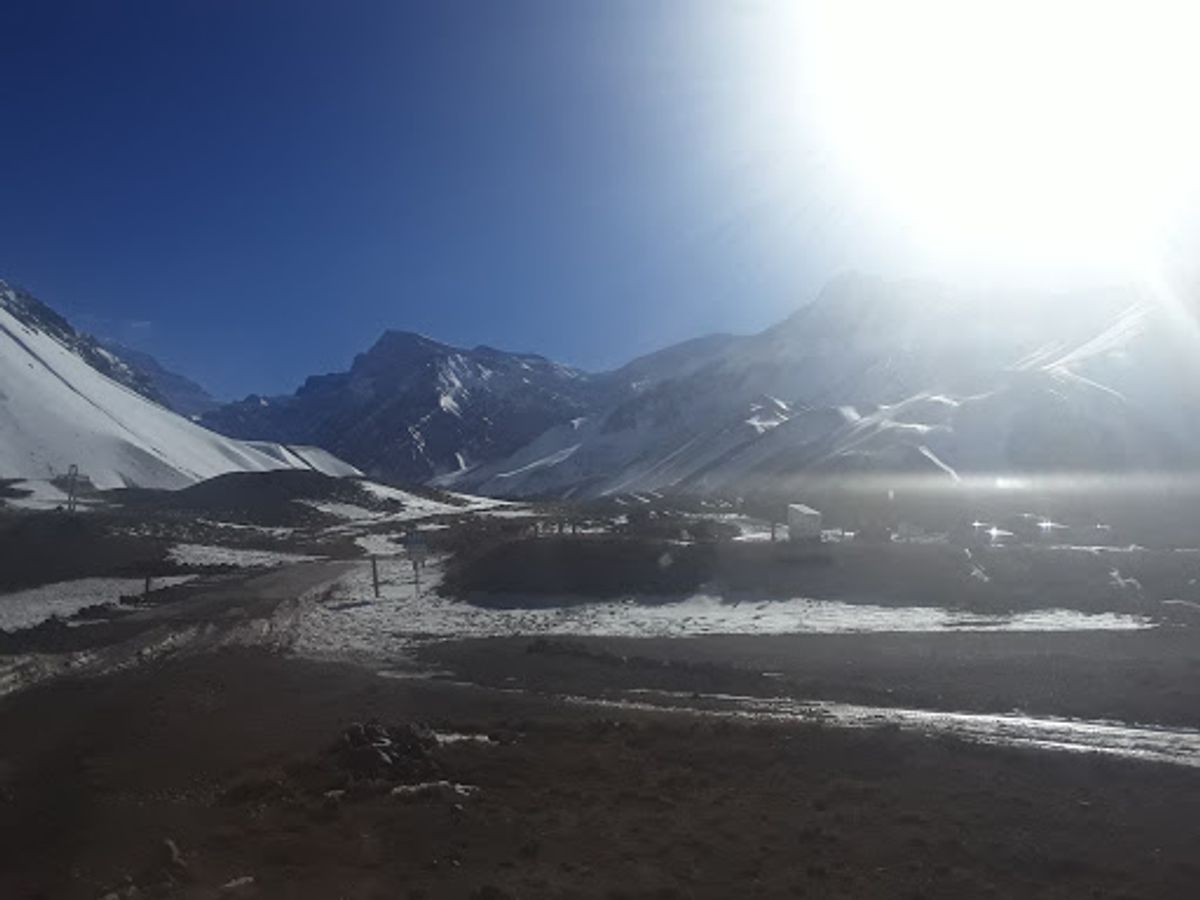 チリへの道中。アコンカグアなど、7000m近い山々を横目に見ながら峠越え。