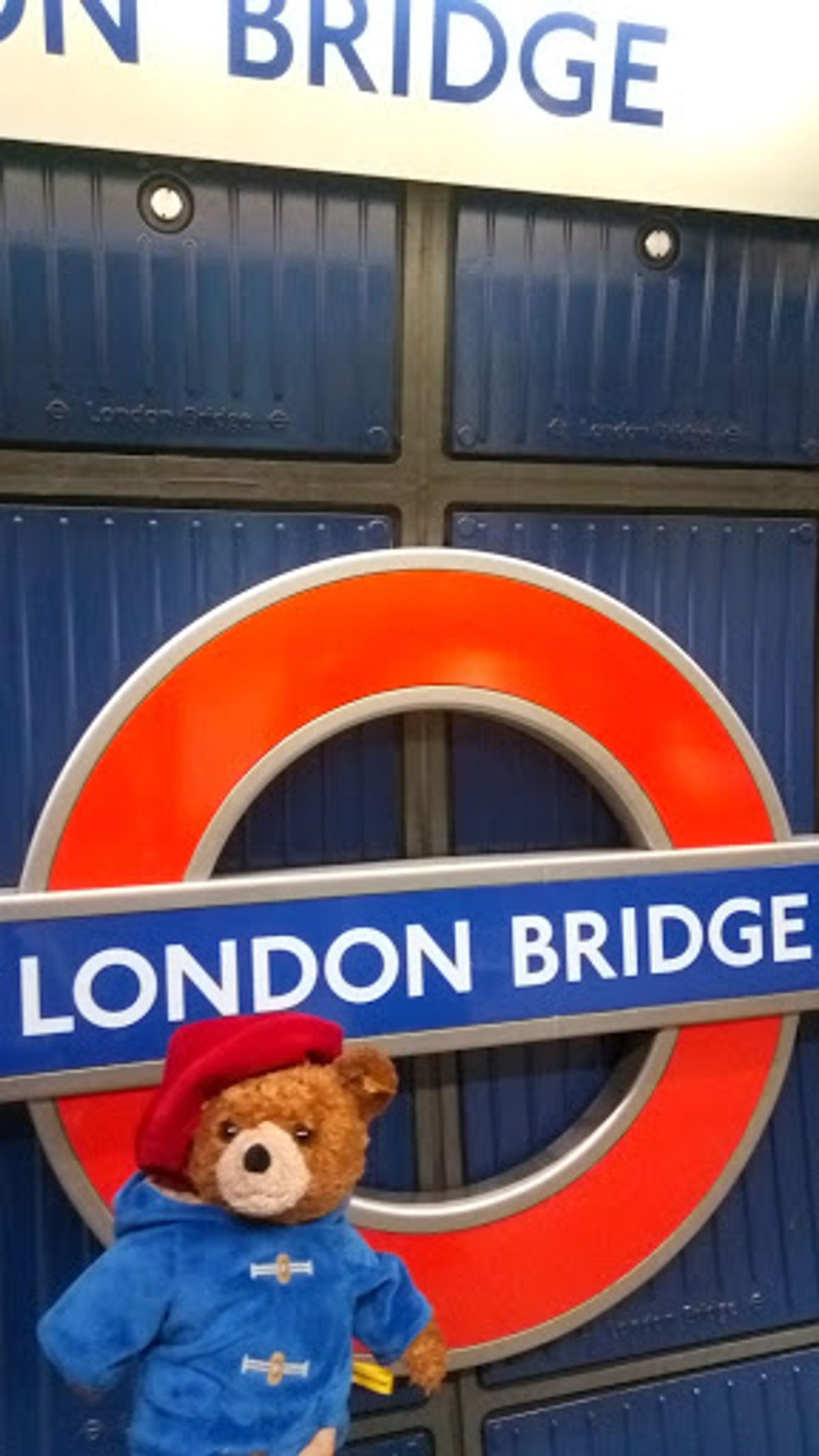 ロンドンブリッジ駅で降りて、ロンドンブリッジからタワーブリッジを眺め、AI...