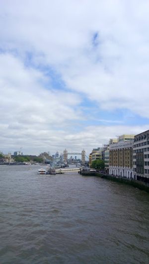 ロンドンブリッジ駅で降りて、ロンドンブリッジからタワーブリッジを眺め、AI...