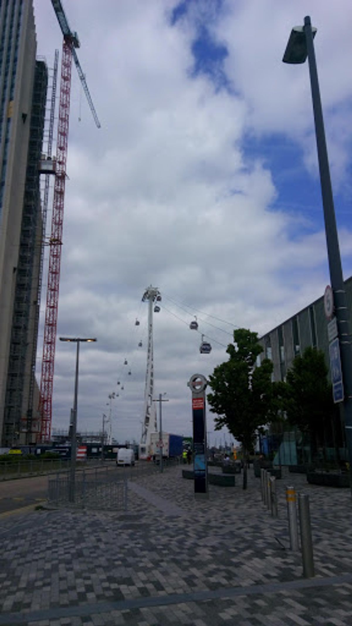 ロンドンブリッジ駅で降りて、ロンドンブリッジからタワーブリッジを眺め、AI...