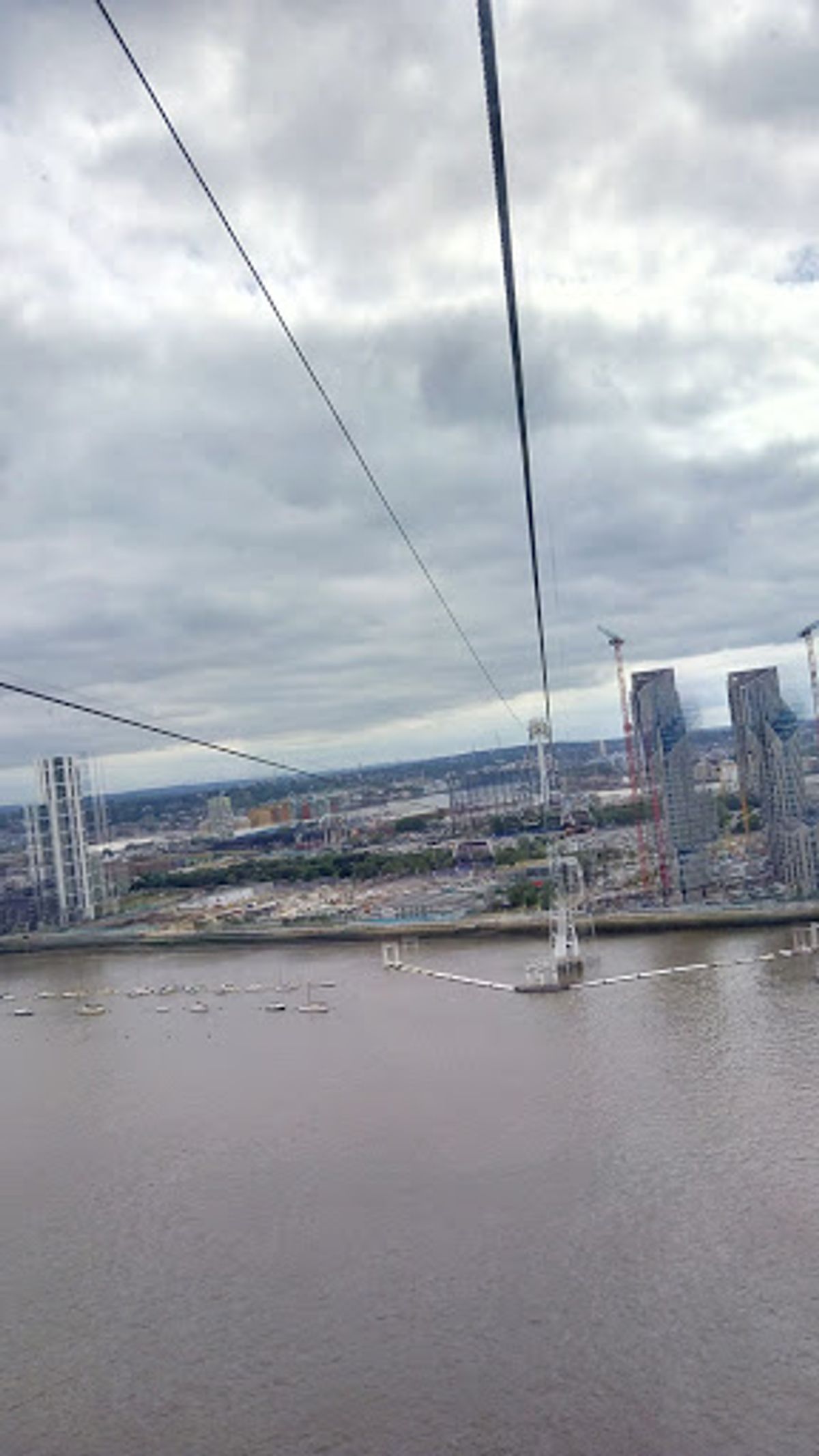 ロンドンブリッジ駅で降りて、ロンドンブリッジからタワーブリッジを眺め、AI...