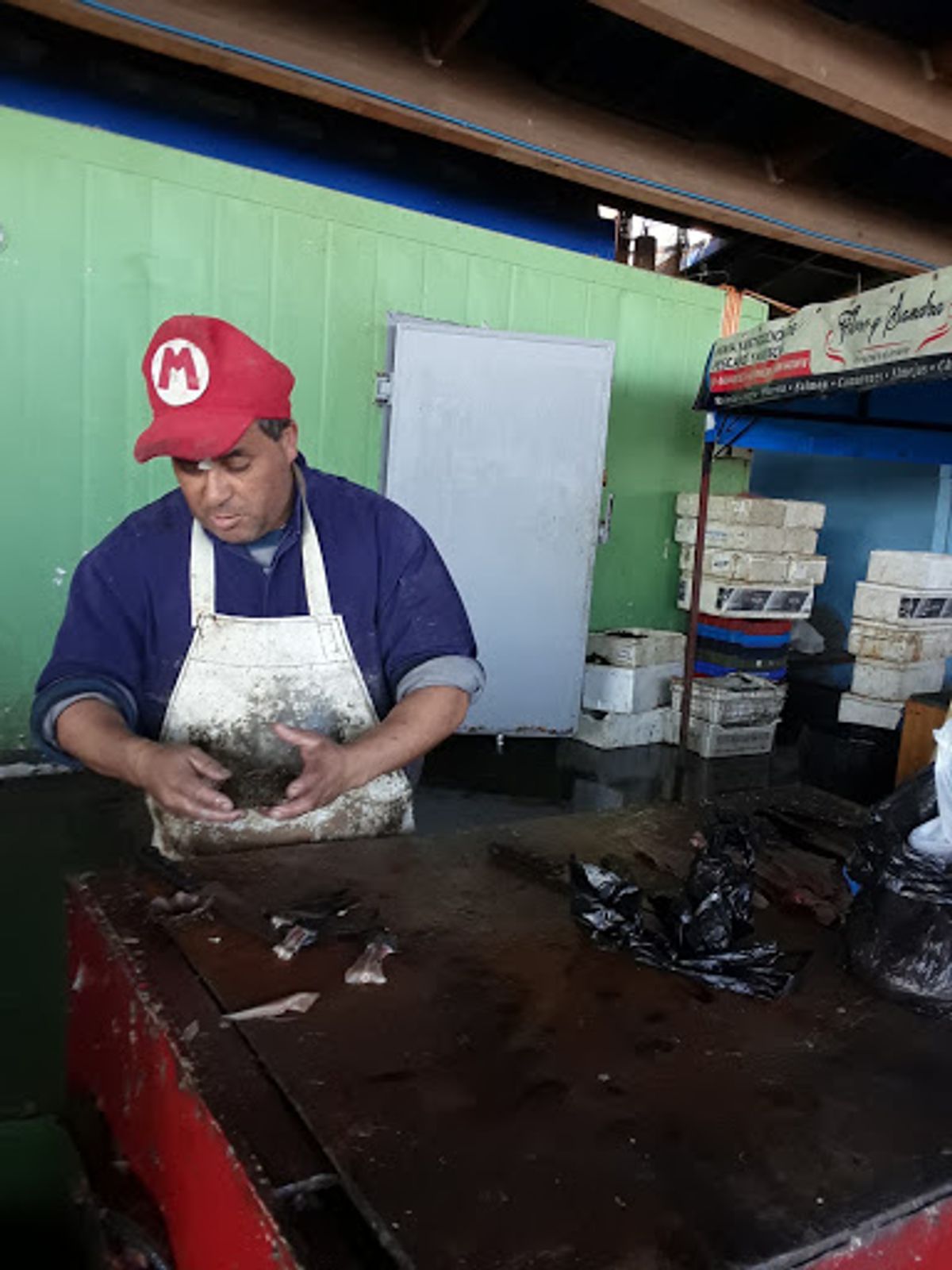チリの国会の所在地でもある世界遺産の街バルパライソ。魚市場では生でも食べら...