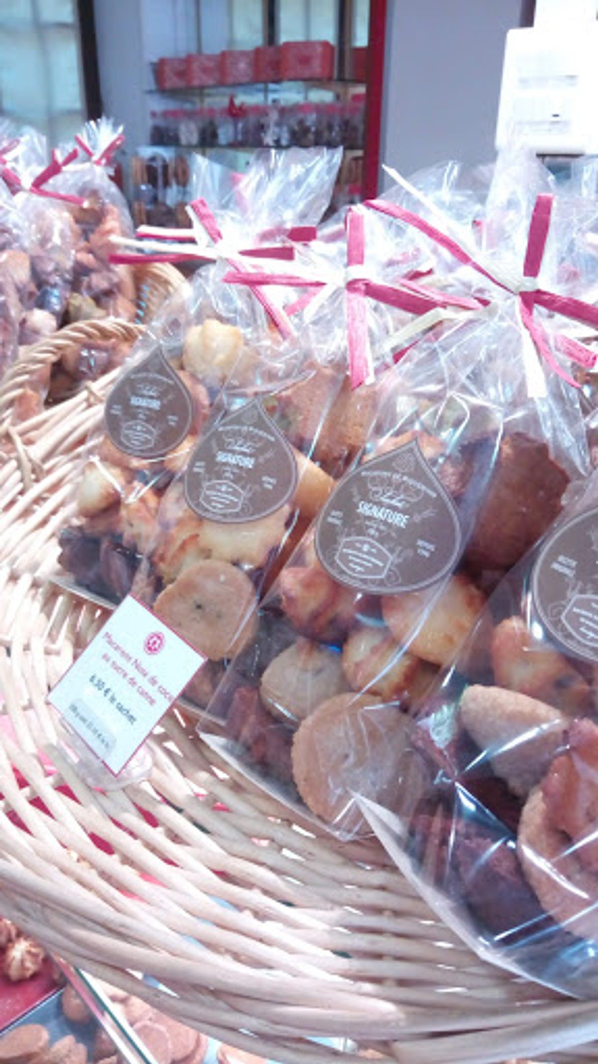 マカロンというとこのカラフルなマカロンが思い浮かぶ方が多いかと思いますが、...