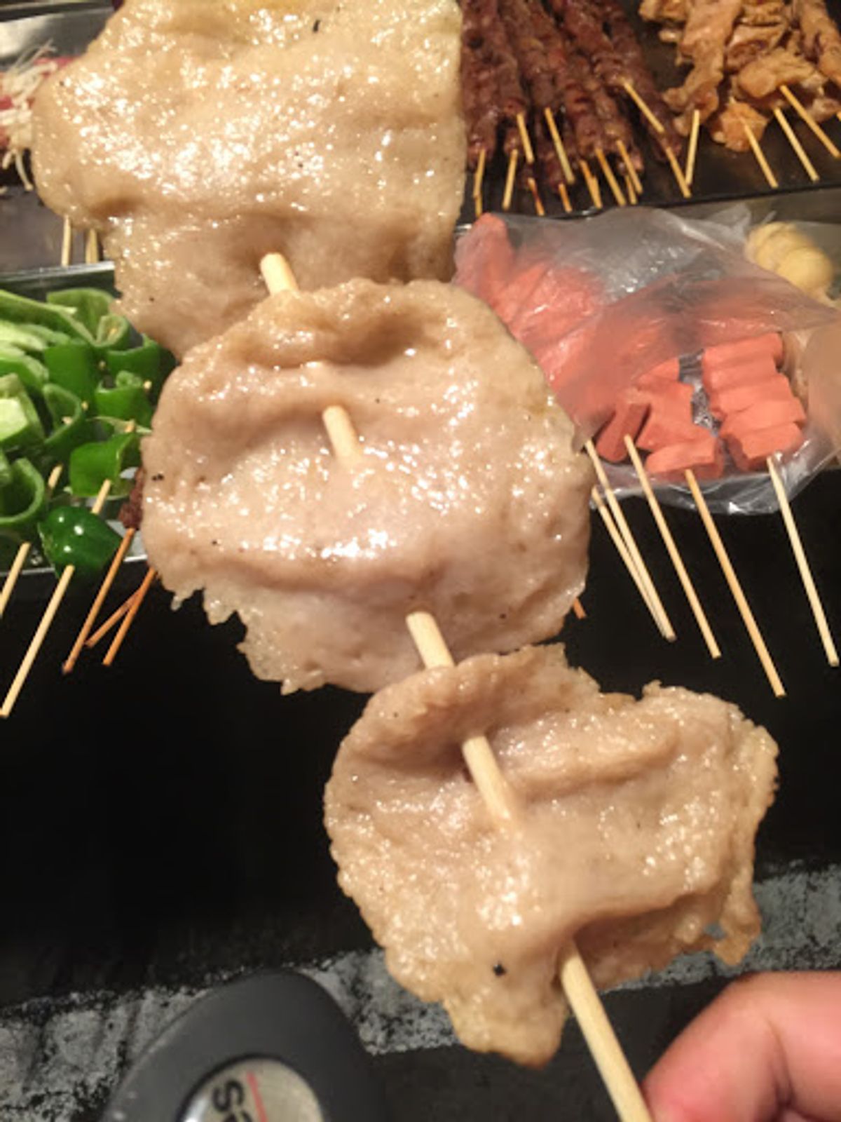 ゲストハウスの近くに夜店が並んでいる広場があり、色々と物色。

「一体...