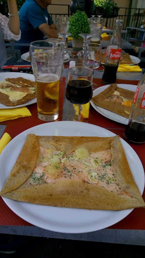 フランス・リクヴィール「アルザスワイン街道を巡る旅」の写真：予約していたクレープ屋さんでランチ。
テ...